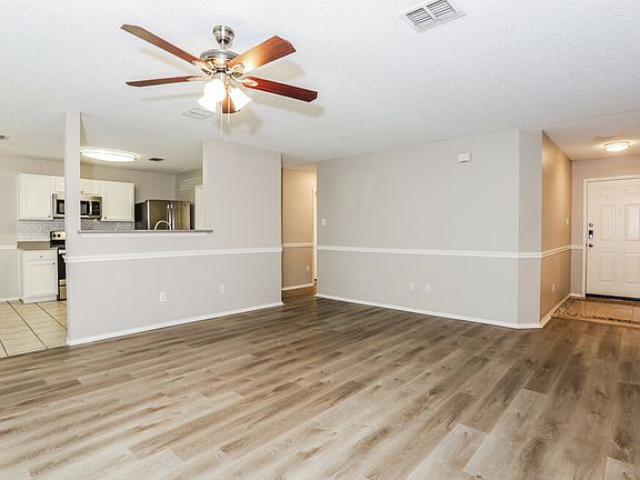 4th image of 1616 Deerwood Dr
