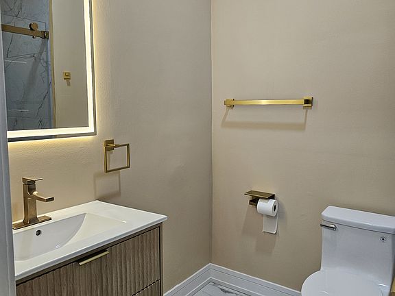 3rd image of 1876 N Hoyne Ave APT 1R