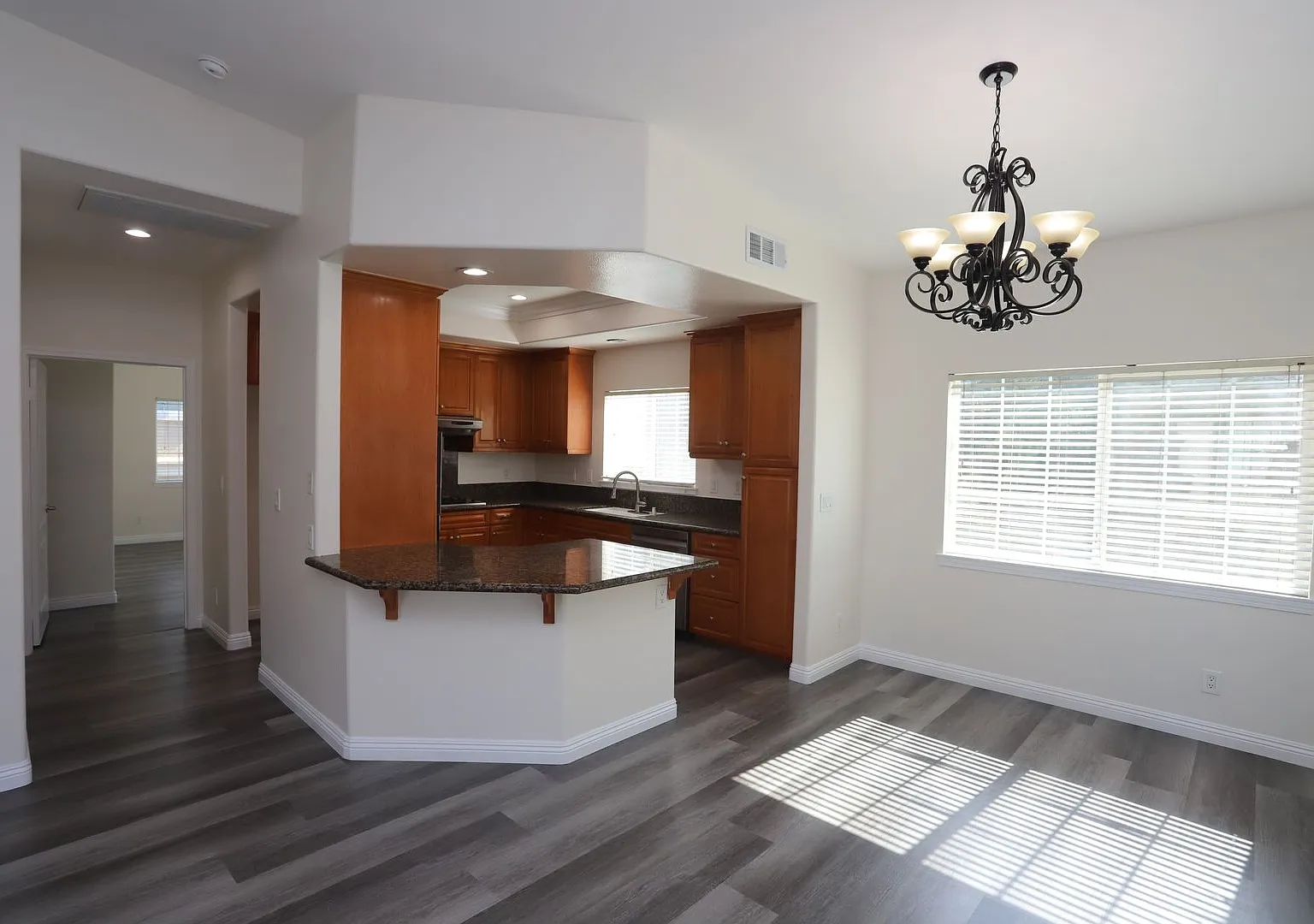 Spacious 3 Bedroom Townhome with a 2 car garage in Signal Hill — Photo 3