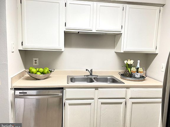 4th image of 1521 Lincoln Way APT 203