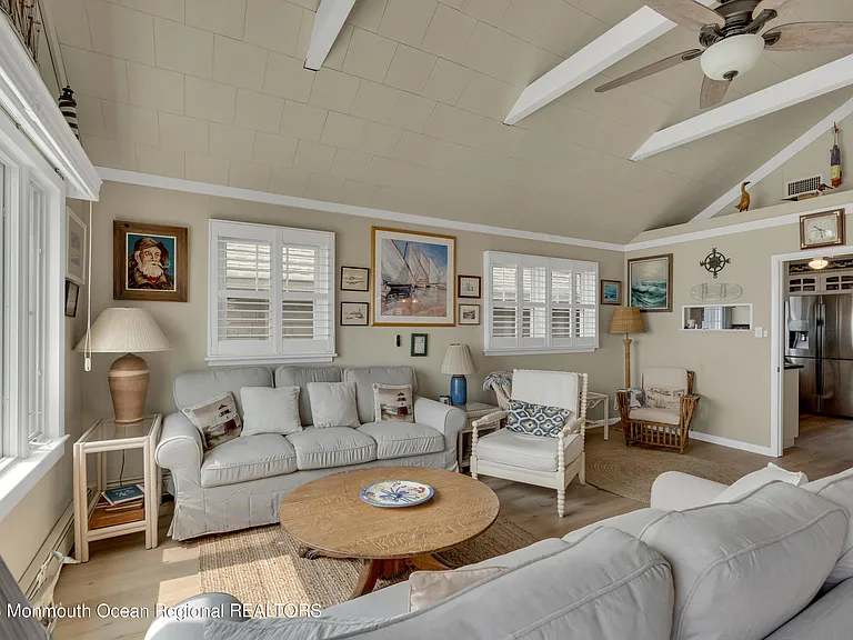61 Beachfront — Photo 6
