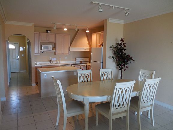 dining/kitchen area