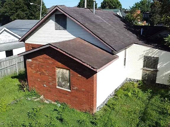 2nd image of 921 11th St W