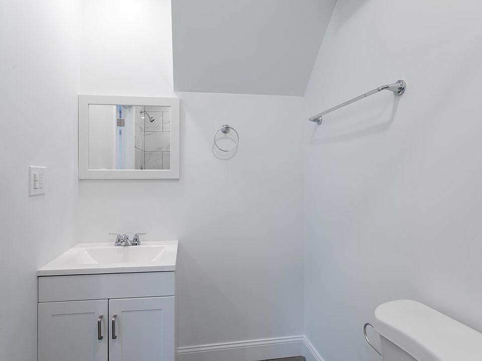 1st image of 856 E Woodlawn St #4