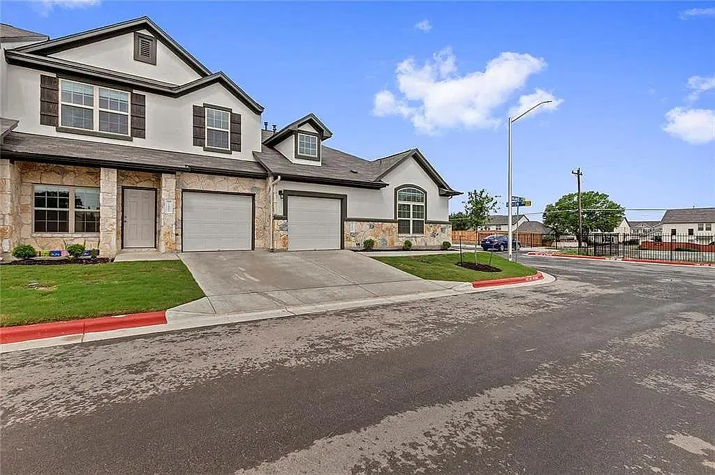 2 bed, 2.0 bath, 1231 sqft, $2,000 — Photo 1