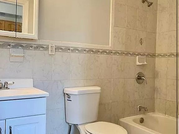 5th image of 210 N 15th St APT 6