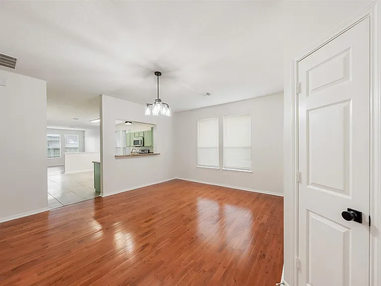 923 Shirefield Ln — Photo 6