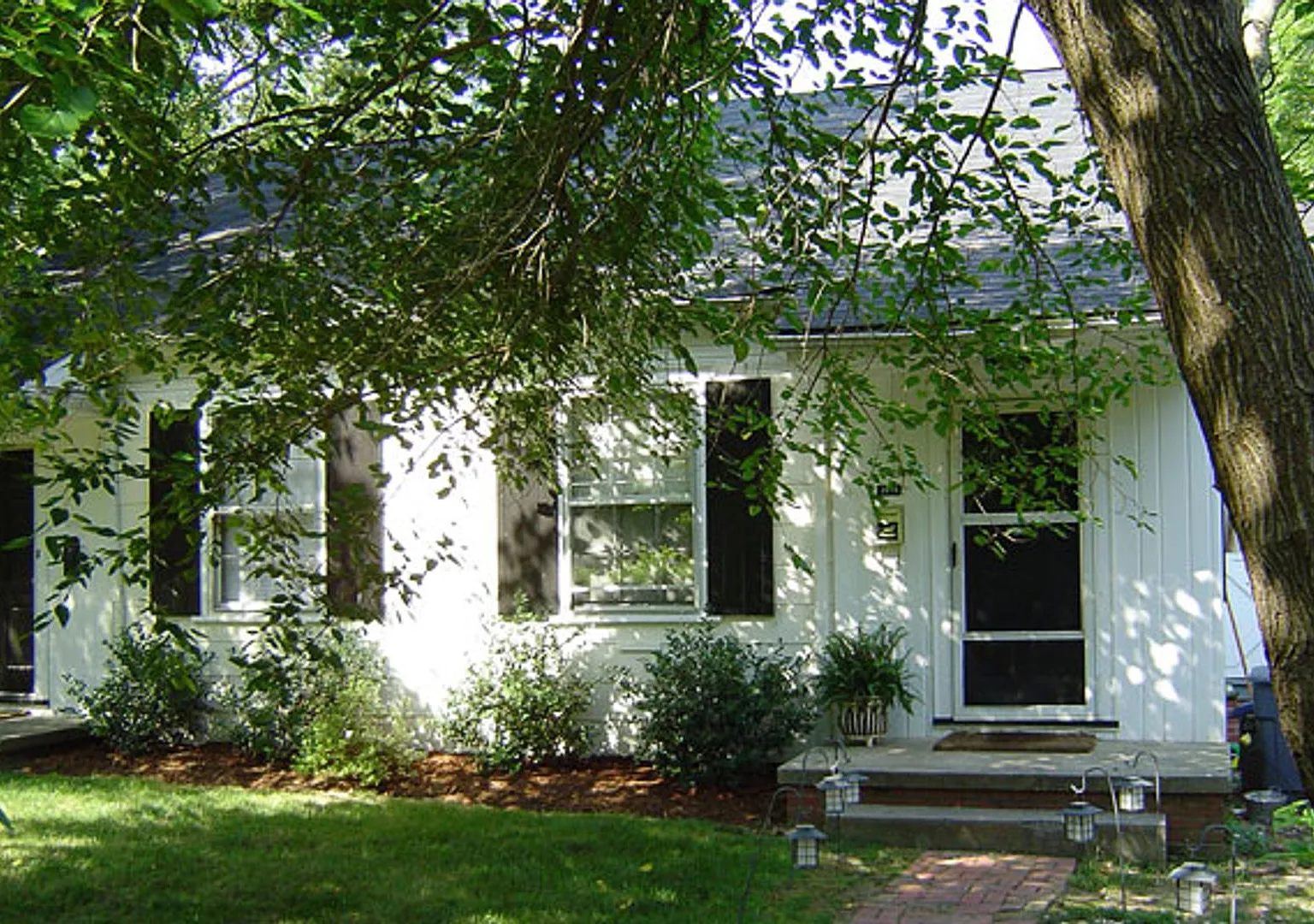 Cozy cabin feel, right downtown! — Photo 1