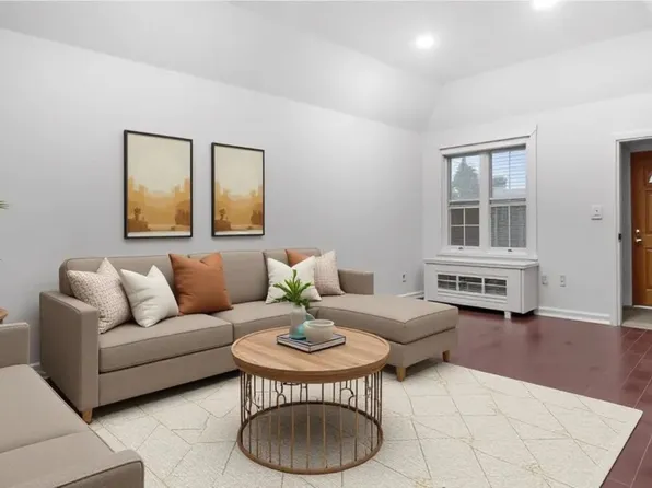 455 East 40th Street image 2 of 24