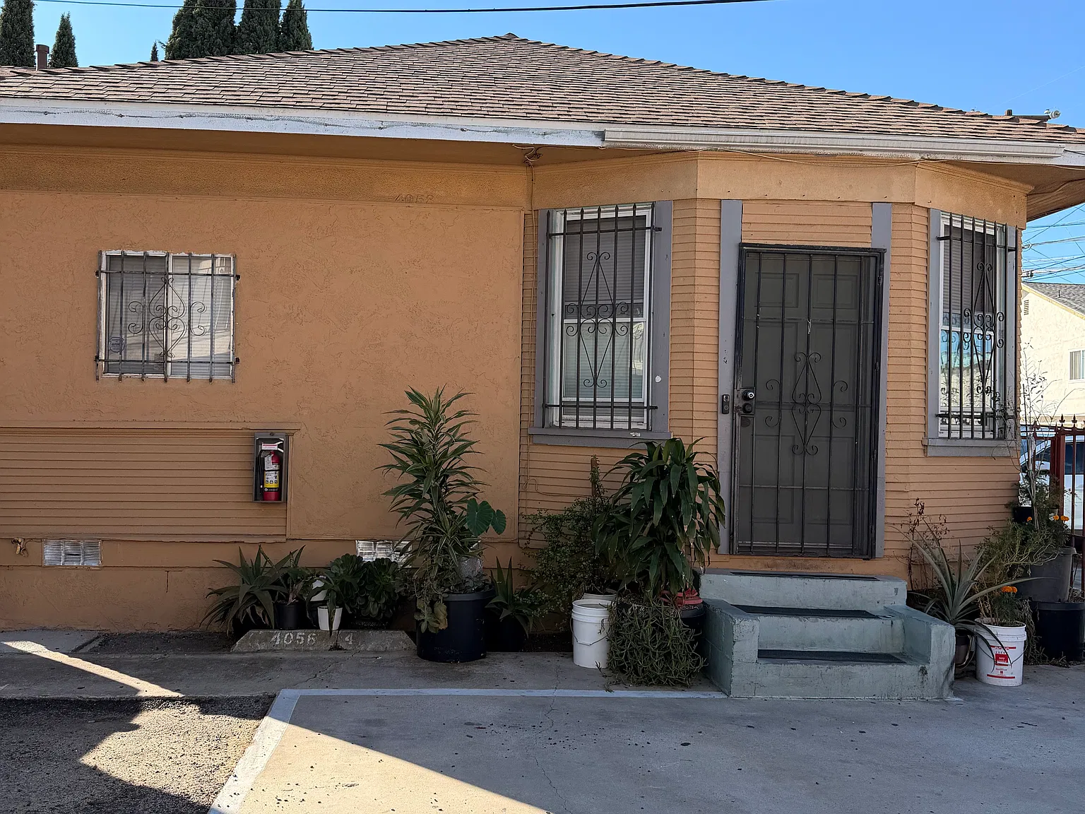 3 bed, 900 sqft, $3,200 — Photo 1