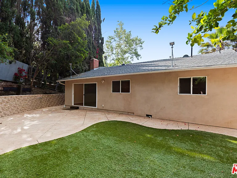 21817 Providencia St — Photo 10