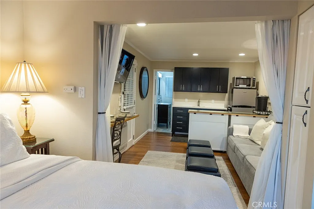 1 bed, 400 sqft, $3,995 — Photo 3