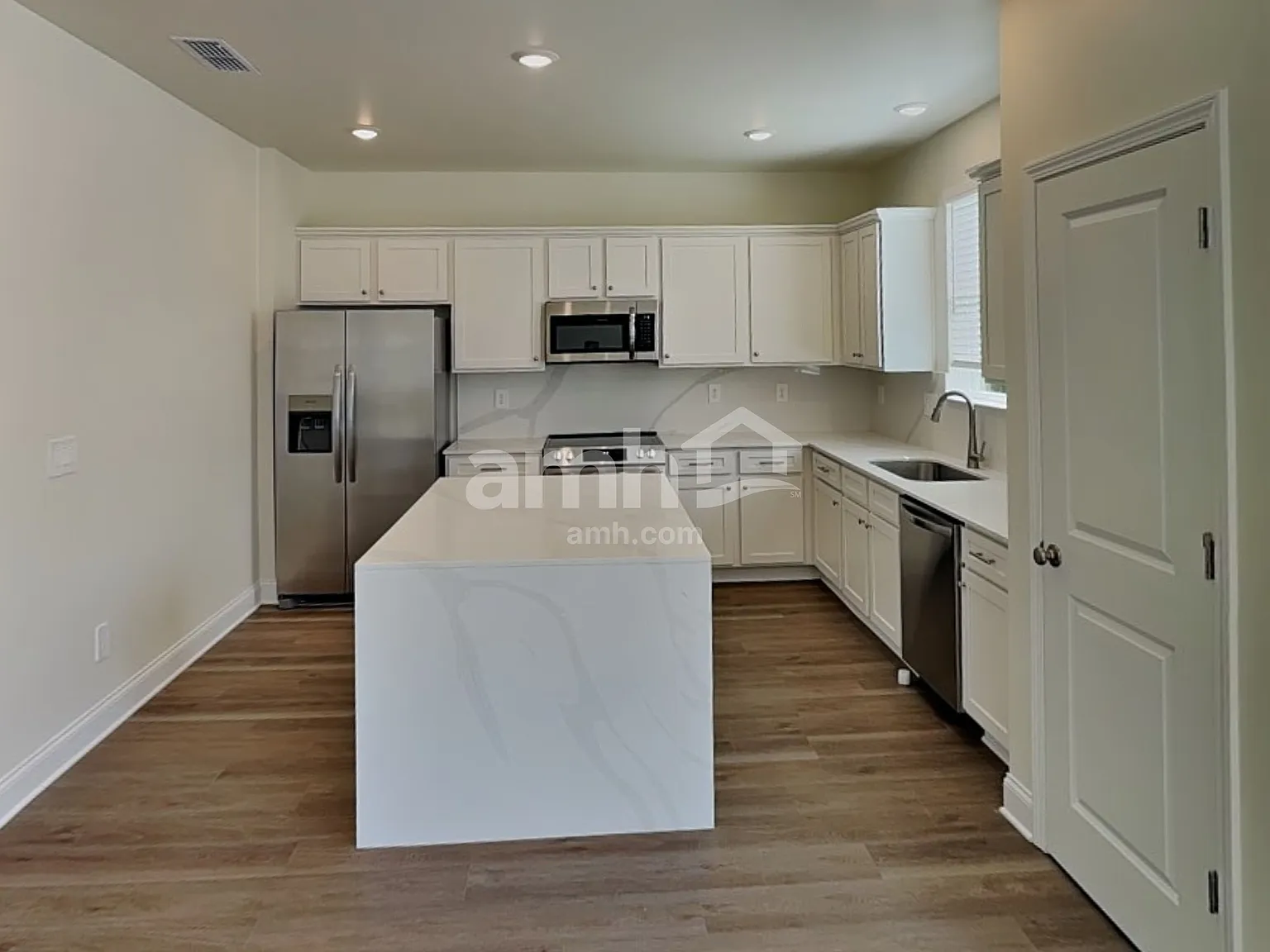 3 bed, 2.5 bath, 2037 sqft, $2,425 — Photo 3