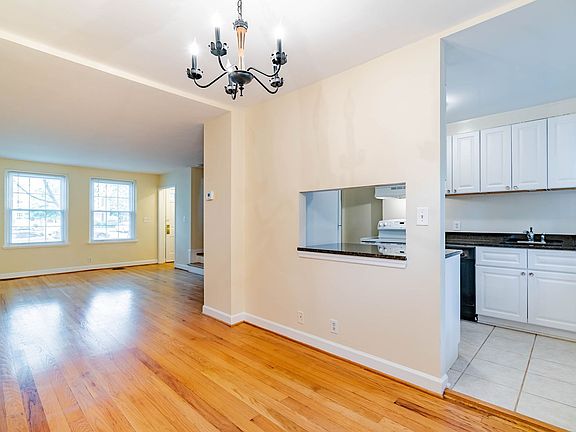 5th image of 3449 S Stafford St #B