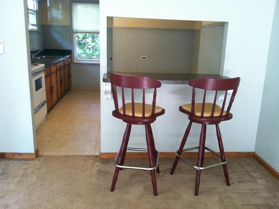 2nd image of 401 Meadow Ln