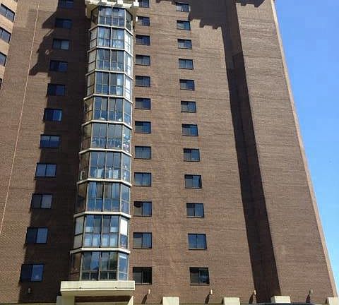high ranked well managed building in Roslyn