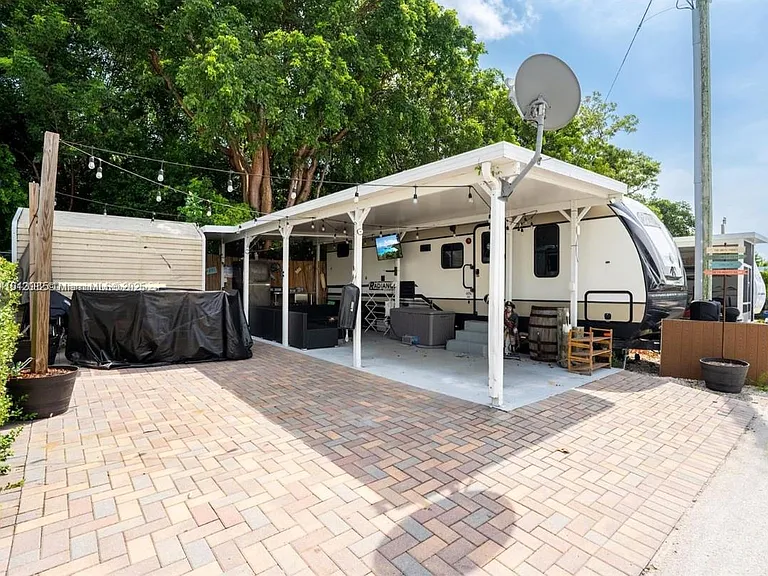 325 Calusa St #118 — Photo 1
