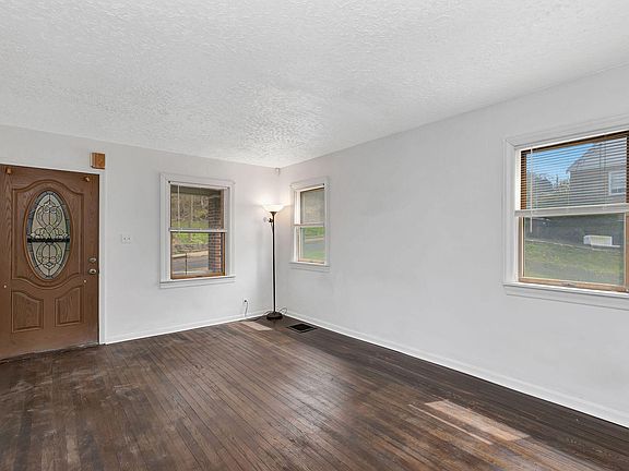 3rd image of 2122 Joyce Ave