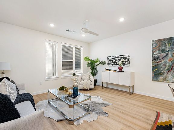 5th image of 719 E Locust #3108