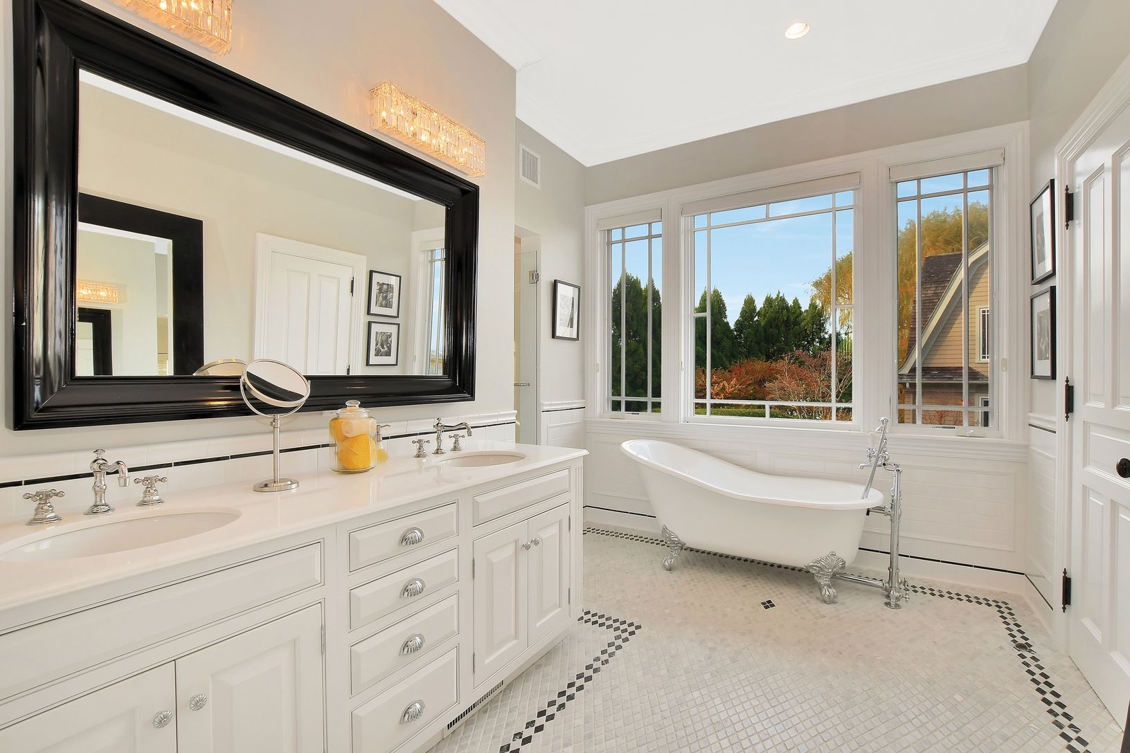 10 Lari Lane, Shelter Island - Bumblebee Manor - Guest Bathroom