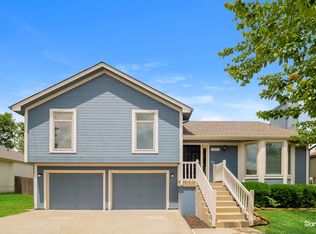 906 Raven Dr, Greenwood, MO 64034