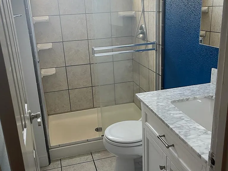 Master Bathroom with multi-mode shower set