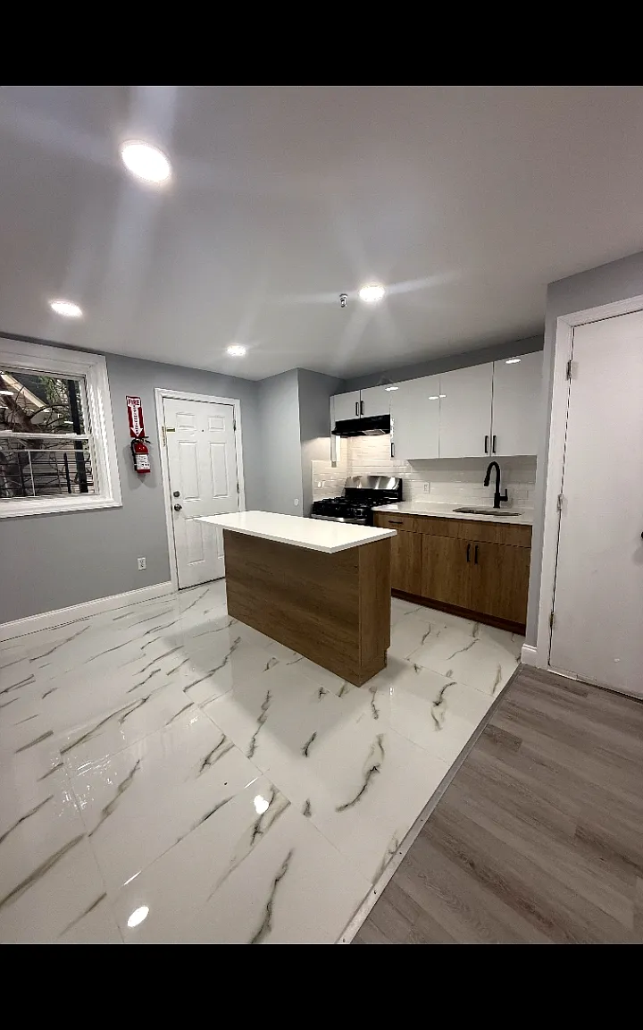 4 bed, $2,550 — Photo 1