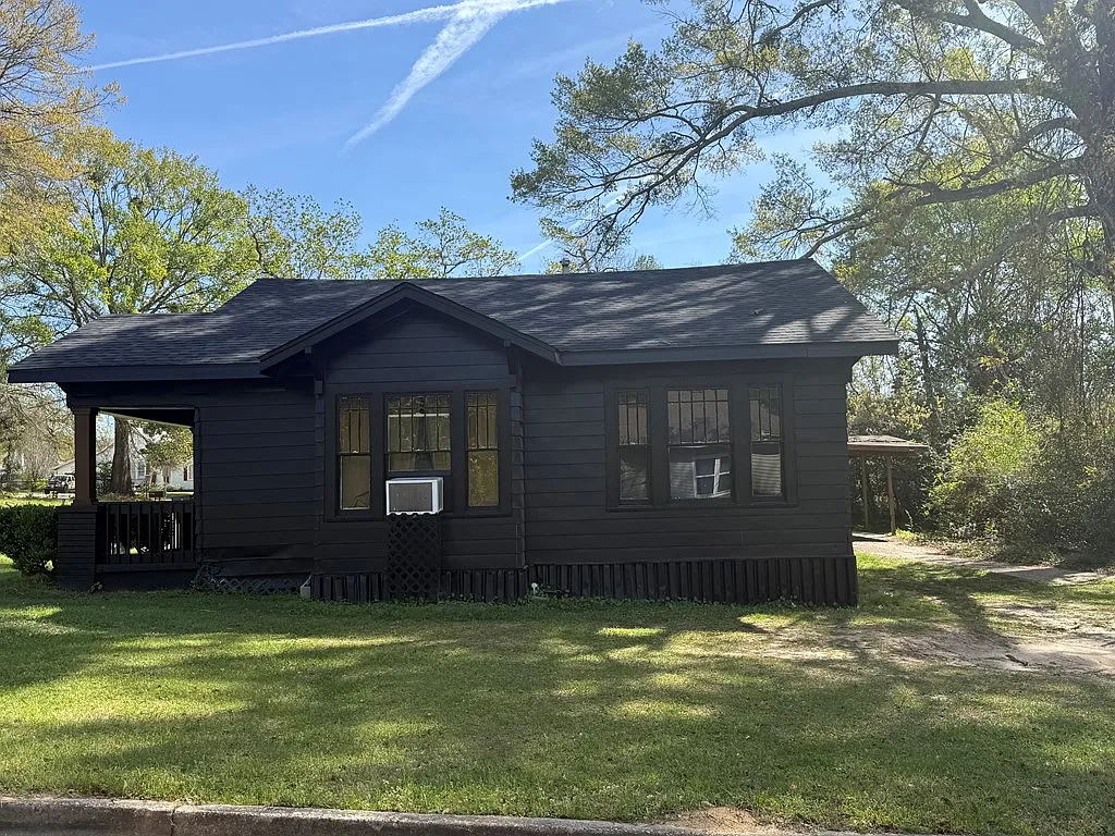 3 bed, 1.0 bath, 1344 sqft, $1,395 — Photo 2