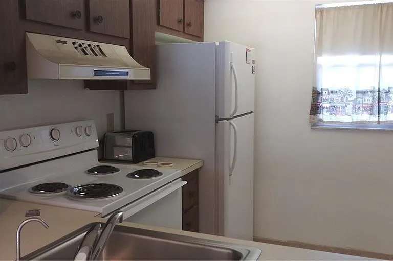 9340 Lagoon Pl #302 — Photo 4