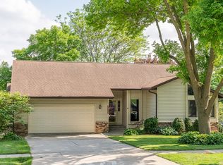 2309 Camelot Ave NW, Cedar Rapids, IA 52405