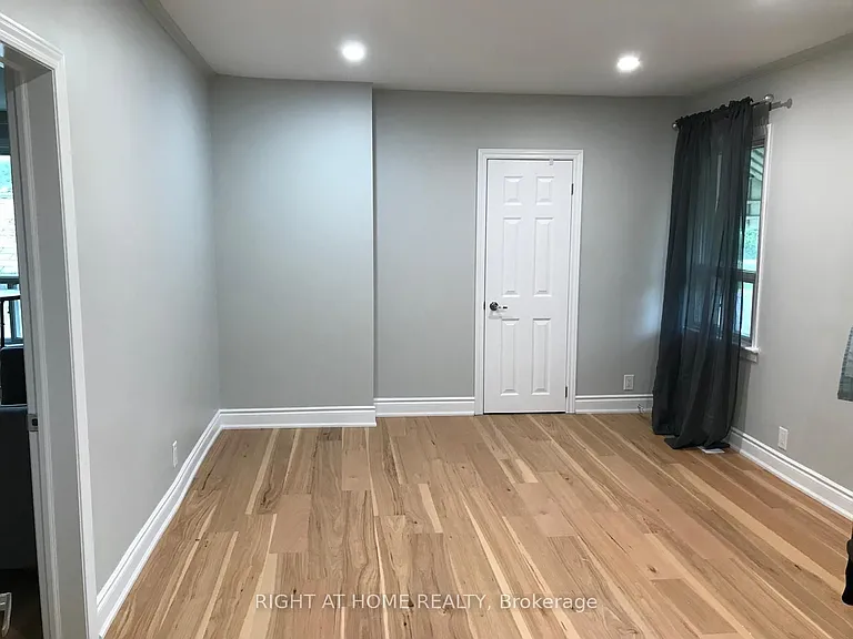 33 Keele St #UPPER — Photo 5