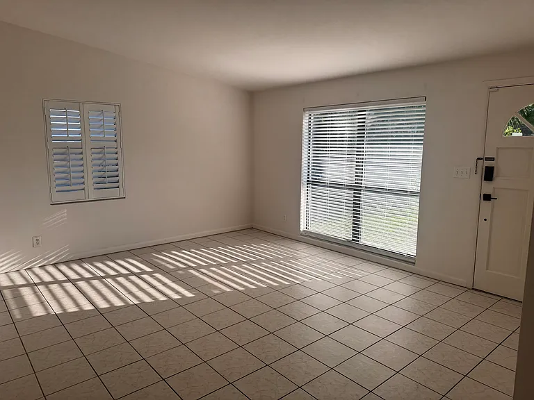 725 Holly Dr — Photo 3