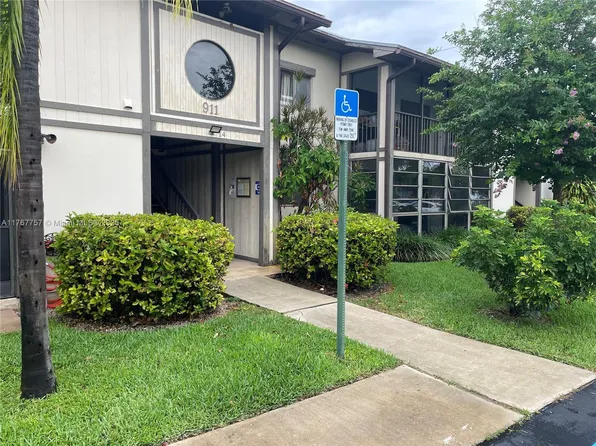 911 NE 199th St APT 206-14, Miami, FL 33179