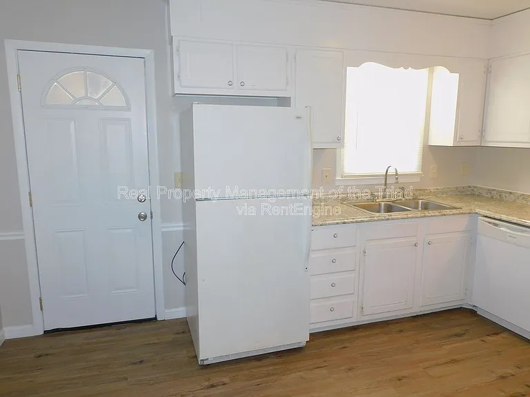 4921 Chaucer Dr — Photo 8