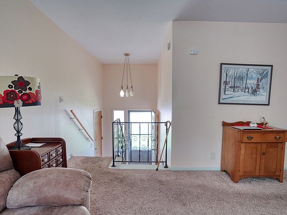 5th image of 31 Circle Dr W