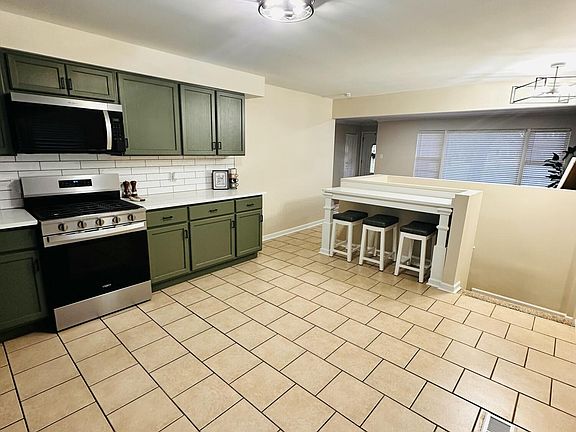 3rd image of 921 W 56th Pl