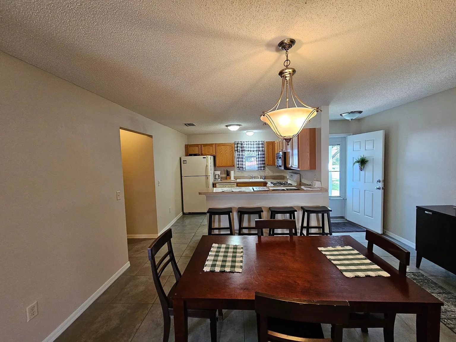 3 bed, 1240 sqft, $2,200 — Photo 2