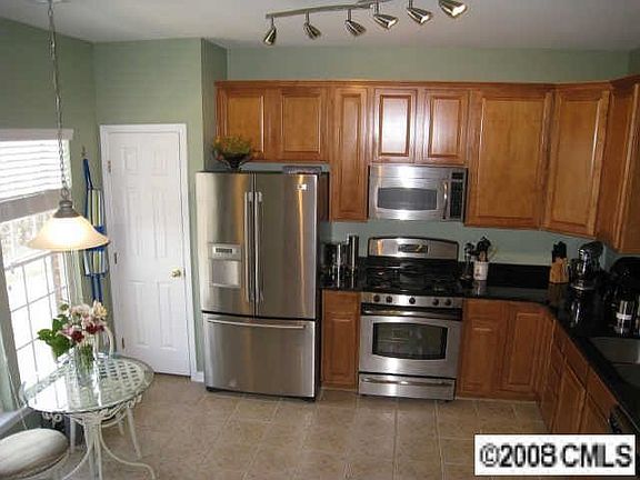 Fit for a chef. 42' cabinets, granite, tile, gas 5-cooktop, ss appliances
