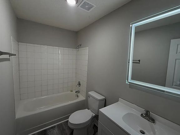 3rd image of 202 Charles St