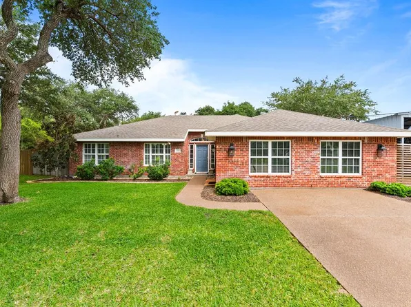 222 Portia Ave, Rockport, TX 78382