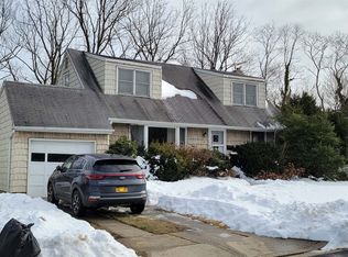 2 Willets Dr, Syosset, NY 11791