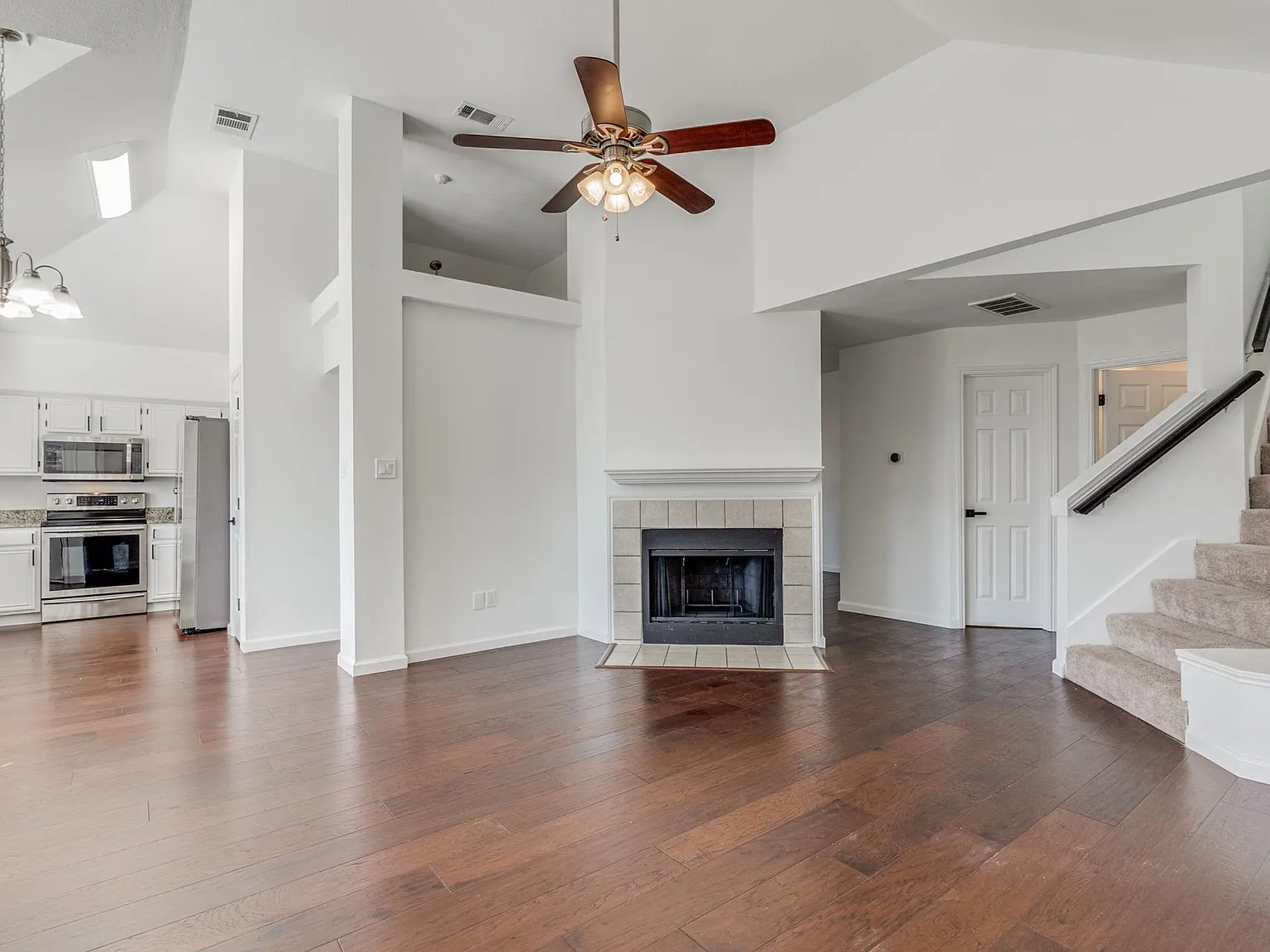 3 bed, 2.5 bath, 1824 sqft, $2,795 — Photo 3