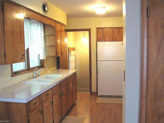 5th image of 566 Palmetto Ave