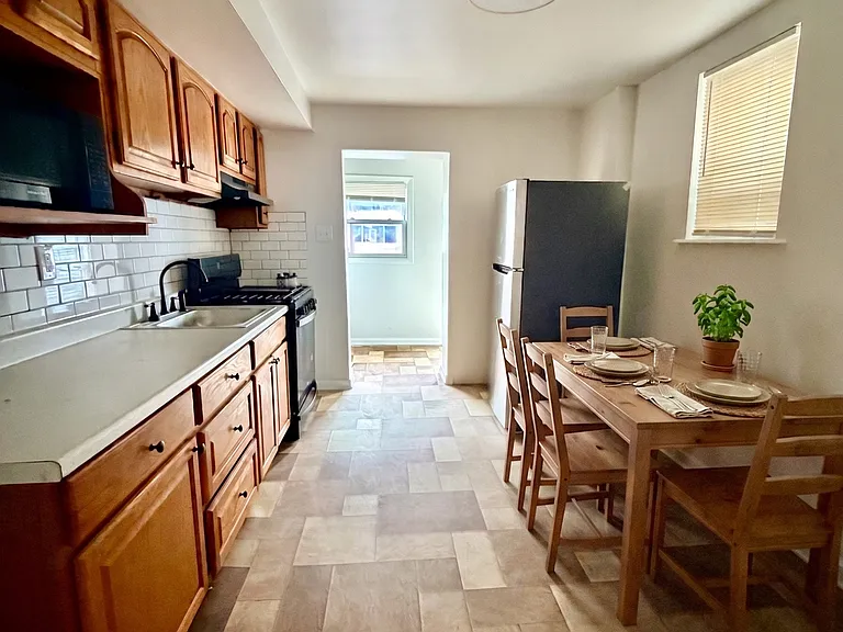 2084 E Pacific St — Photo 3