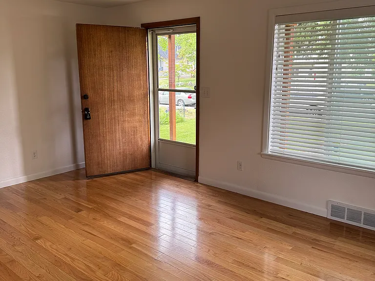 1407 W Kiernan Ave — Photo 3