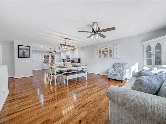 3rd image of 176 Lakehaven Pl
