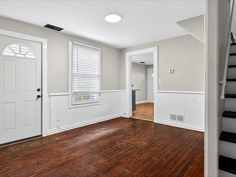 413 E Ormsby Ave — Photo 3