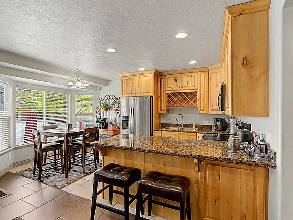 5th image of 266 E Twin Bridges Ln S