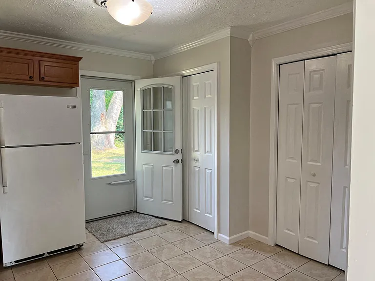 915 Shumway Ave — Photo 6