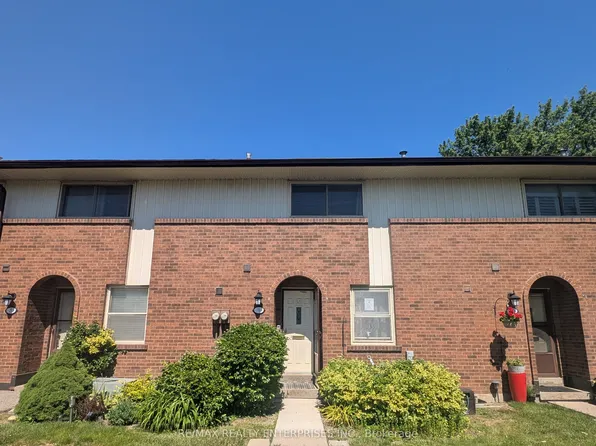 3665 Flamewood Dr #9, Mississauga, ON L4Y 3P5